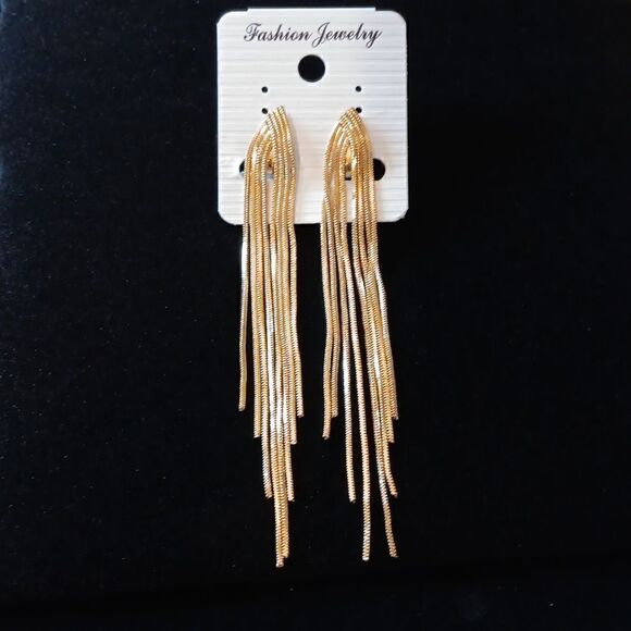 New Beautiful Elegant Light Tassel Clip On Earrings Goldtone Hypoallergenic New - Picture 1 of 3